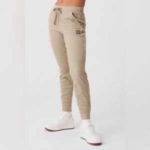 Alo muse sweatpants in beige